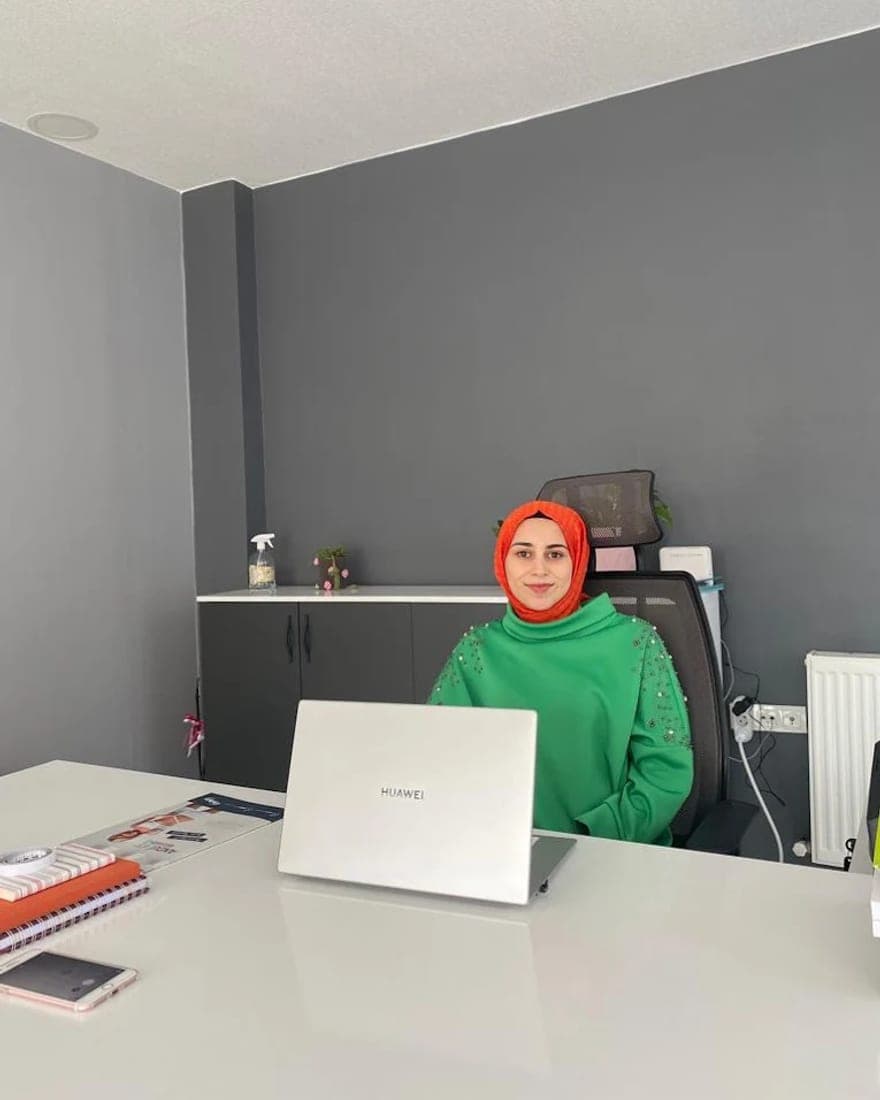 Diyetisyen Güldane Parlak ofisinde online görüşme için bilgisayar başında